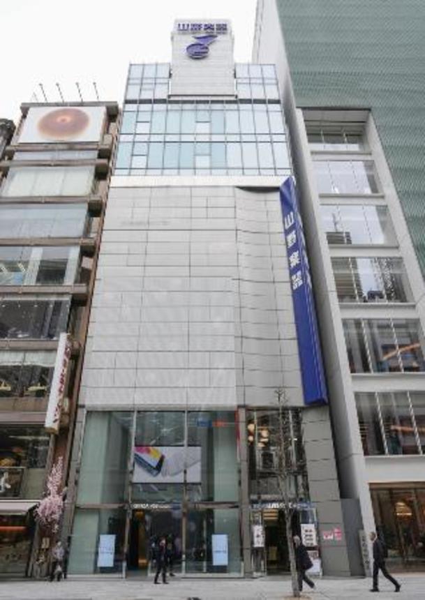 　公示地価が１９年連続で最高となった「山野楽器銀座本店」（中央）＝東京都中央区