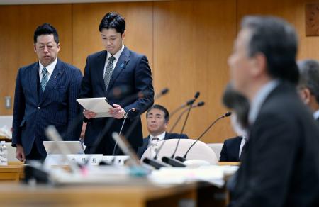 　兵庫県議会百条委員会の締めくくりのあいさつで、言葉を詰まらせる奥谷謙一委員長（左から２人目）＝４日午後、兵庫県庁