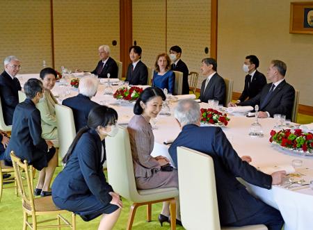 　イタリアのマッタレッラ大統領（手前右から３人目）らとの昼食会に臨まれる天皇、皇后両陛下と秋篠宮ご夫妻＝４日午後、宮殿・連翠