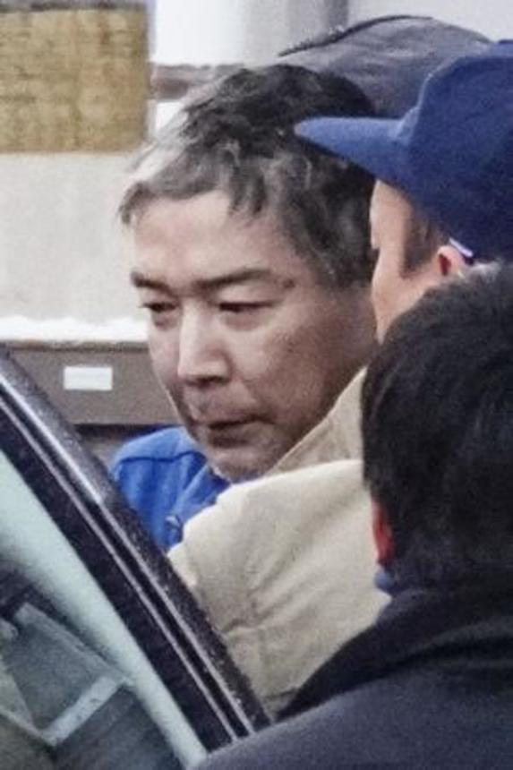 　ＪＲ長野駅の男女３人殺傷事件で身柄を確保され、捜査員らに囲まれて車に乗り込む矢口雄資容疑者＝１月、長野市