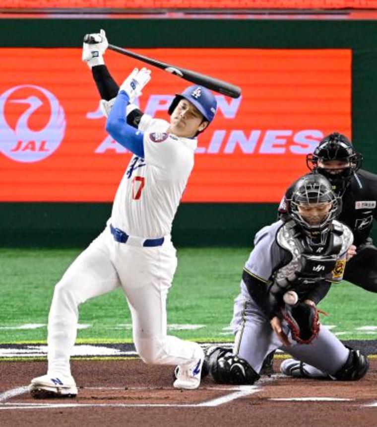 　プロ野球阪神とのプレシーズンゲームの１回、空振り三振に倒れる米大リーグ、ドジャースの大谷翔平＝１６日、東京ドーム