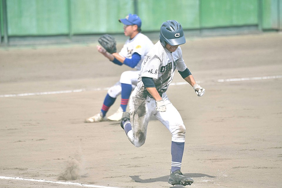 中京×登別明日中教校＝７回裏中京２死一、二塁、投手への当たりで一塁へ全力疾走する清水隆＝明石トーカロ球場