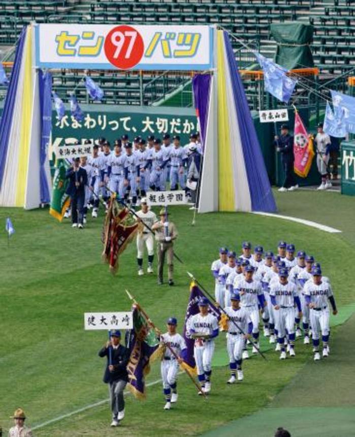 　第９７回選抜高校野球大会の開会式リハーサルで、入場行進する健大高崎の選手ら＝甲子園