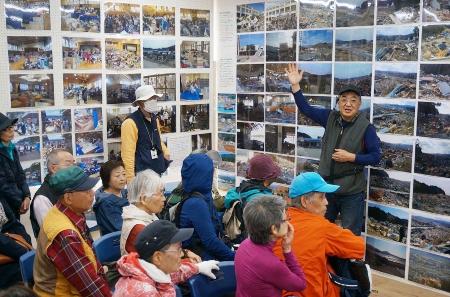 　岩手県陸前高田市で行われた「陸前高田被災地語り部くぎこ屋」の語り部活動。右端は釘子明さん（同団体提供）