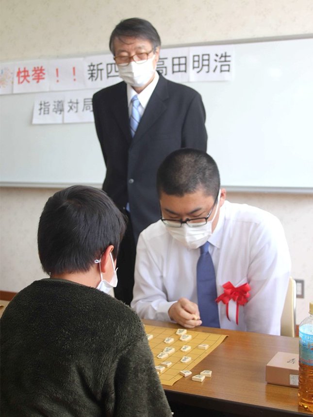 指導対局会で対局する高田明浩さん（右）と、対局を見守る柴山芳之さん＝２０２１年５月、岐阜市前一色、市東青少年会館