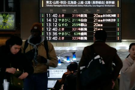 　新幹線の運転ダイヤの乱れを伝えるＪＲ東京駅の電光掲示板＝６日午後２時１９分