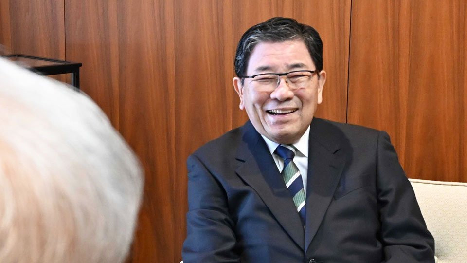 往年の思い出を振り返る古田肇前知事＝岐阜新聞本社