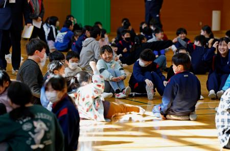 　大規模山林火災で休校していた小学校が再開し、交流する綾里小と赤崎小の児童＝１０日午前１０時５分、岩手県大船渡市赤崎町