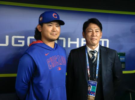 　ドジャース戦の前に、日本代表の井端監督（右）と写真に納まるカブス・今永＝東京ドーム