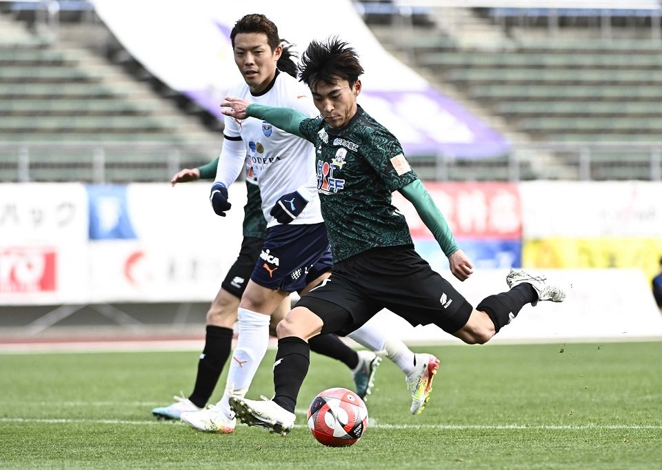 FC岐阜×横浜FC＝後半、シュートを放つFC岐阜のMF横山＝長良川