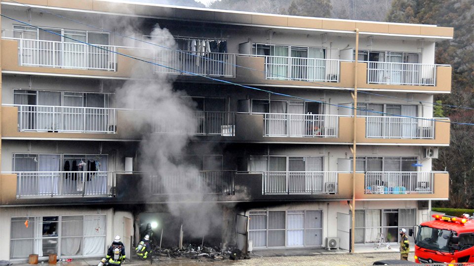 アパート１階の一室が燃えた火災現場＝１５日午後４時３０分、中津川市中津川