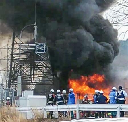 　炎が上がる岡山市北区の変電所＝７日午後、岡山市（近隣住民提供）