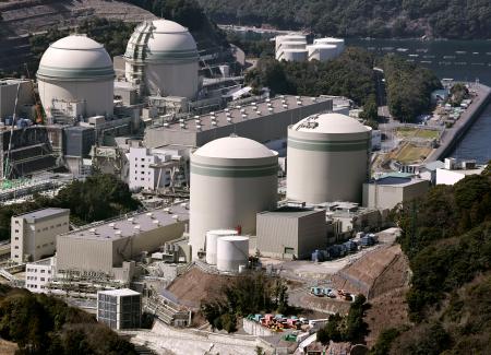 　関西電力高浜原発の１号機（手前左）と２号機（同右）。奥は左から３号機、４号機＝１４日午後、福井県高浜町（共同通信社ヘリから）