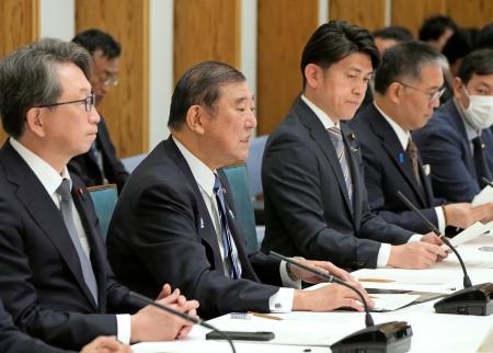 　観光立国推進閣僚会議であいさつする石破首相（左から２人目）＝１８日午前、首相官邸