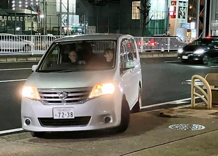 　逮捕されたスカウトグループ「シード広告」のメンバーを乗せ、名古屋・中村署に入る車＝５日