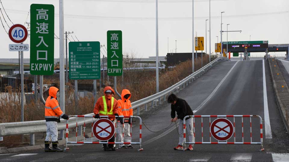 予防的通行止めのため、東海環状自動車道大野神戸インターチェンジの料金所へと向かう道路が封鎖された＝１８日午後４時、揖斐郡大野町下磯