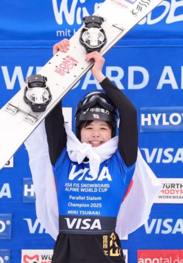 　女子で総合優勝の三木つばき＝ウィンターベルク（共同）