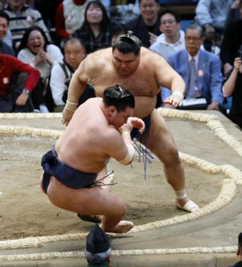 　高安（奥）が押し倒しで豊昇龍を破る＝エディオンアリーナ大阪