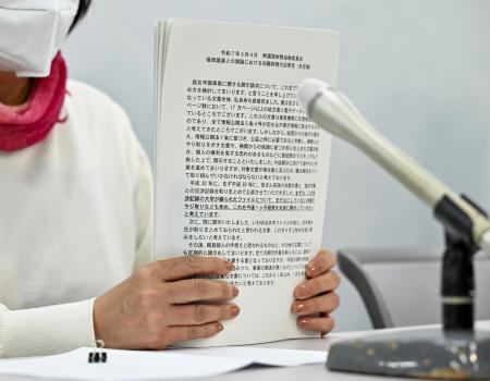 　財務省から提供された資料を手に、記者会見する赤木俊夫さんの妻雅子さん＝１９日午後、大阪市北区