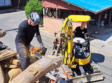 　能登半島地震で倒壊した住宅から屋根などを撤去する新妻拓弥さん（右）＝２０２４年６月、石川県珠洲市（提供写真）